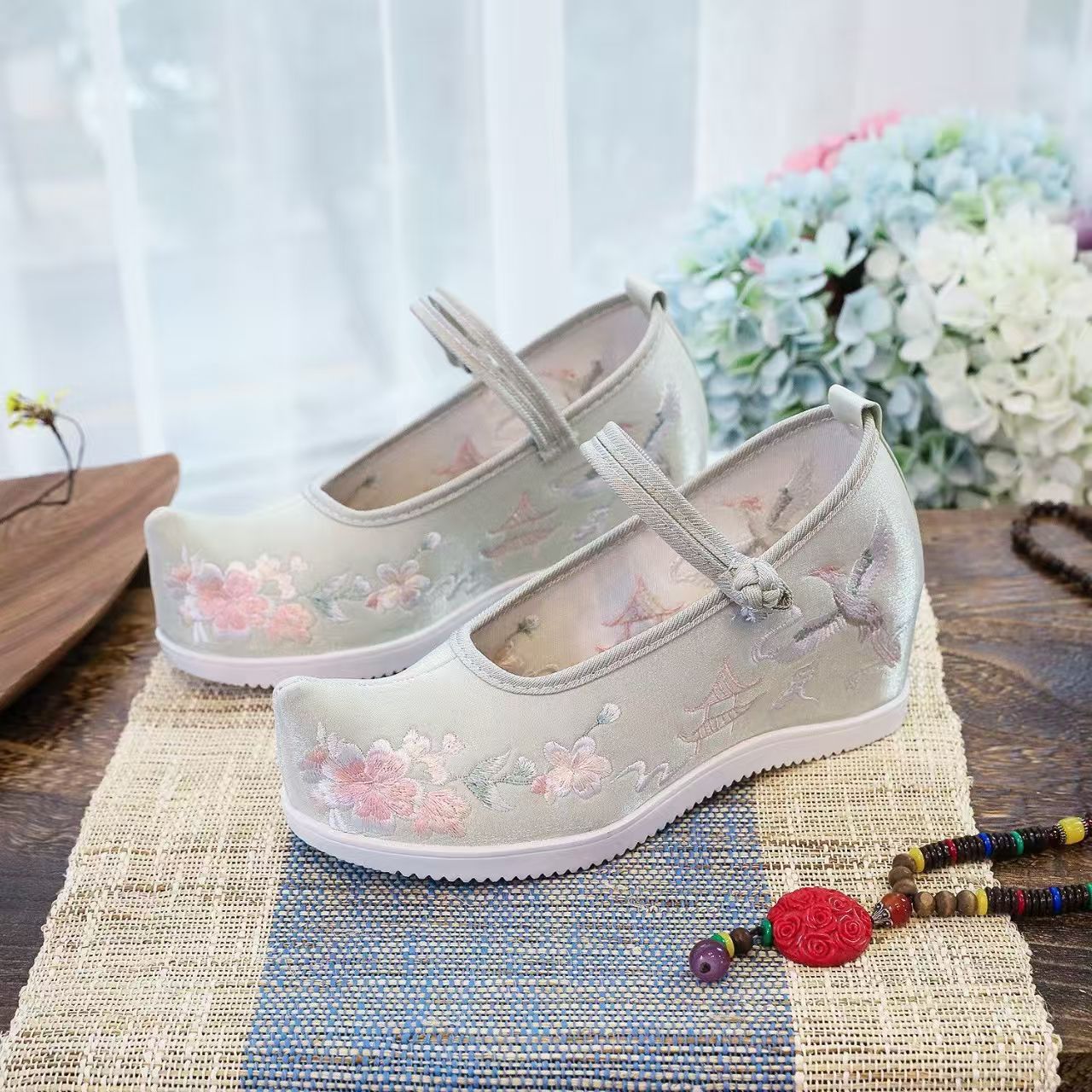 النساء زيادة الأحذية المطرزة ا - مراجعة Embroidery Canvas وسعره