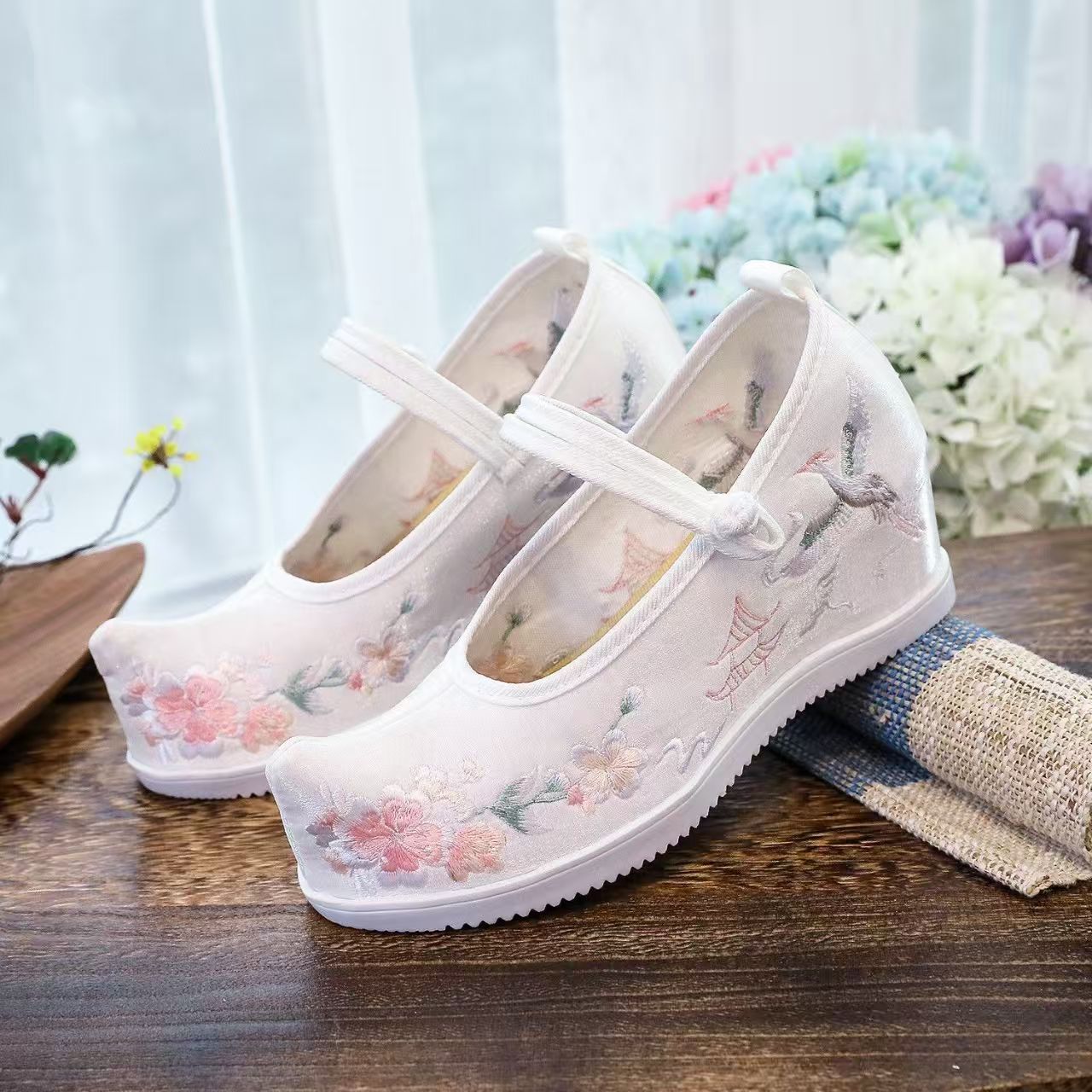 النساء زيادة الأحذية المطرزة ا - مراجعة Embroidery Canvas وسعره