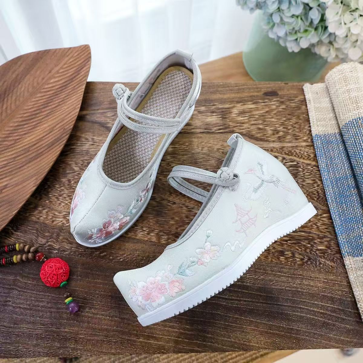 النساء زيادة الأحذية المطرزة ا - مراجعة Embroidery Canvas وسعره