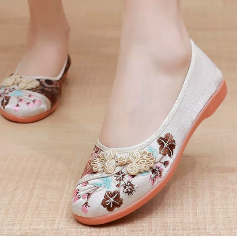 أحذية قماشية نسائية على الطراز - مراجعة Embroidery Canvas وسعره
