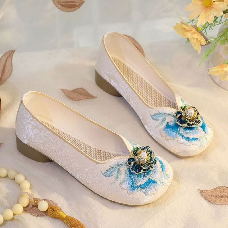 أحذية نسائية بكعب منخفض مطرزة  - مراجعة Embroidery Canvas وسعره
