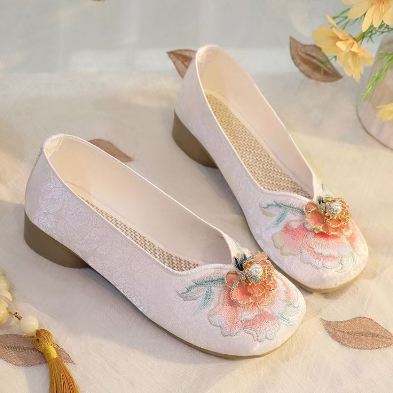 أحذية نسائية بكعب منخفض مطرزة  - مراجعة Embroidery Canvas وسعره