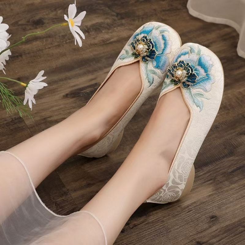 أحذية نسائية بكعب منخفض مطرزة  - مراجعة Embroidery Canvas وسعره
